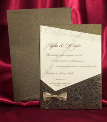 <p>Чудесное свадебное приглашение из прекрасной бумаги с утонченным рисунком.</p>