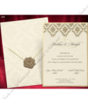 <p>Оригинальное свадебное приглашение, текст которого печатается на кремовом картоне. В стоимость включен конверт с таким же дизайном. В качестве аксессуара используется печать с изображением сердца.</p>