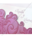 <p>Свадебное элегантное приглашение, состоящее из пурпурно-фиолетовый цвет, с цветочным рисунком в рельефе. Внутренный картон приглашения белого цвета для печати текста. В стоимость включен конверт белого цвета.</p>