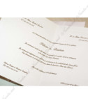 <p>Пригласительное на свадьбу изготовлена из белого рельефного картона. Открытка сгибается на две части по горизонтали. В цену входит белый конверт с золотистым вкладышем.</p>