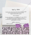 <p>Белое свадебное приглашение с черными и розовыми цветочными орнаментами. В качестве аксессуара используется фиолетовая ленточка и бусинка. Текст печатается на верхней части приглашения. В стоимость включен серый перламутровый конверт.</p>