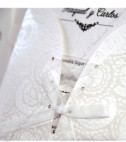<p>Оригинальное приглашение, имитирующее дизайн свадебного платья. Текст печатается на текстурированном картоне, а сам картон вставляется в "корсет". Конверт, на котором изображен костюм жениха, гармонизирует с приглашением. В качестве аксессуара используется белая лента из органзы.</p><p>Наличие ограничено</p>