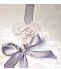 <p>Приглашение, на внешней стороне которого изображены элегантные кружева. На сердце, изображенном в центре, можно напечатать инициалы жениха и невесты. Открытка украшена серо-розоватой атласной ленточкой. Текст печатается внутри открытки. В стоимость включен серый конверт.</p>