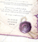 <p>Приглашение в виде папируса выполнено в винтажном стиле. Приглашение имеет фиолетовые украшения и принты. Приглашение вставляется в конверт в форме гексагона.</p>