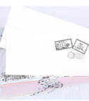 <p>Количество ограничено</p><p>Приглашение в стиле ретро. В верхней части открытки вырезаны два сердца, через которые видны имена жениха и невесты, которые напечатаны в тексте на внутренней стороне. Также видна машина с молодожонами которые начинаются в медовый месяцю В качестве аксессуара используется черно-белый шнур. В стоимость открытки включен конверт.</p>