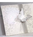 <p>Элегантное приглашение с 3D бабочкой, которое открывается по горизонтали. На внешней стороне, изображен рифленый цветочный дизайн серого цвета. В качестве аксессуара используется серая лента из органзы. Текст печатается внутри открытки.&nbsp;</p>