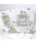 <p>Приглашение на свадьбу, которое складывается на три части по вертикали. На открытке изображены жених с невестой в машине. В качестве аксессуара используется серебристый шнур, к которому прикрепляются персонализированные сердечки. В стоимость включен белый конверт. (Количество ограничено)</p>