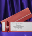 <p>Элегантное свадебное приглашение прямоугольной формы, сделанное из перламутрового серого картона, на котором печатается текст, и перламутровой красной рамки. В цену входит красный конверт в том же стиле.</p>