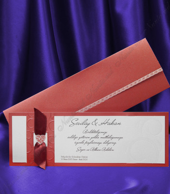 <p>Элегантное свадебное приглашение прямоугольной формы, сделанное из перламутрового серого картона, на котором печатается текст, и перламутровой красной рамки. В цену входит красный конверт в том же стиле.</p>