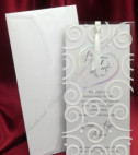 <p>Элегантное свадебное приглашение прямоугольной формы, сделанное из перламутрового серого картона, на котором печатается текст. Открытка имеет прозрачный пластик с декоративным узором как обложку. В цену входит серый перламутровый конверт.</p>