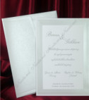 Элегантное свадебное приглашение прямоугольной формы, сделанное из белого картона, на котором печатается текст.  Открытка имеет перламутровую рамку в рельефе. В цену входит серый перламутровый конверт.