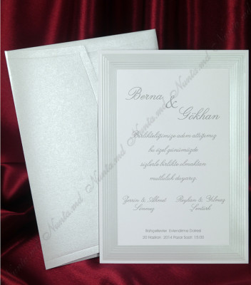 Элегантное свадебное приглашение прямоугольной формы, сделанное из белого картона, на котором печатается текст.  Открытка имеет перламутровую рамку в рельефе. В цену входит серый перламутровый конверт.
