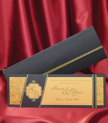<p>Приглашение на свадьбу, состоящее из золотистого картона с рельефным декором и черной обложки. В стоимость включен черный матовый конверт.</p>