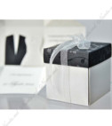 <p>Приглашение на свадьбу в виде коробочки. Текст печатается внутри открытки. На центральной части приклеиваются Костюмы жениха и невесты в 3D. В качестве аксессуара используется белая ленточка из органзы.</p>