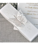 <p>Оригинальное и элегантное приглашение на свадьбу в виде коробочки с бабочкой 3D. Текст печатается на картоне молочного цвета с рельефным декором. Картон скручивается в папирус и помещается в коробочку. В качестве аксессуара используется декоративная бумажная лента с вырезкой в виде бабочки.</p>