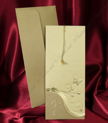 <p>Свадебное приглашение, текст которого печатается на коричневом картоне. В качестве аксессуара используется золотистый шнур, с помощью которого прикрепляется калька. В стоимость включен конверт из такого же дизайнерского картона.</p>