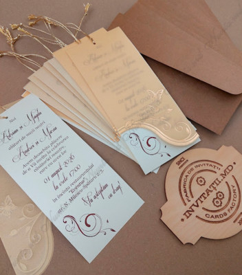 <p>Свадебное приглашение, текст которого печатается на коричневом картоне. В качестве аксессуара используется золотистый шнур, с помощью которого прикрепляется калька. В стоимость включен конверт из такого же дизайнерского картона.</p>