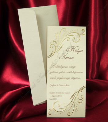 <p>Приглашение на свадьбу, текст которого печатается на бежевом перламутровом картоне с рельефным декором.</p>