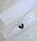 <p>Стильное приглашение европейского дизайном. Декорированный дизайнерский пластик закрывает текст приглашения с помощью застёжки из оригинальных сердец, выполненных в виде жениха и невесты.&nbsp;(Количество ограничено)</p>