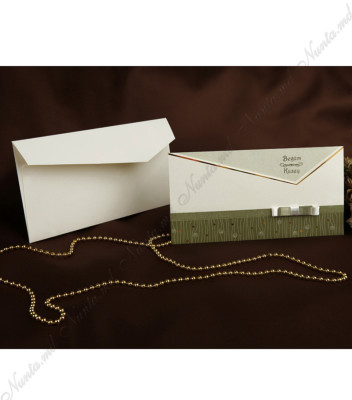 <p>Оригинальное свадебное приглашение, состоящее из обложки и картона-вкладыша для печати текста. В качестве аксессуара используется бантик. В стоимость открытки включен конверт.&nbsp;</p>