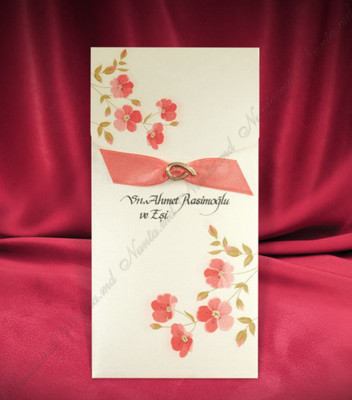 <p>Приглашение на свадьбу в красочном конверте с изображением цветочного декора. Текст печатается на картоне-вкладыше. В качестве аксессуара используется ленточка с брошкой. В цену не входит дополнительный конверт.</p>