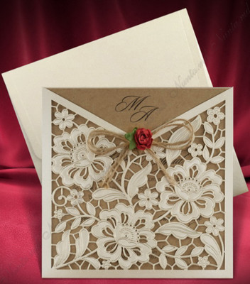 <p>Оригинальное приглашение на свадьбу из крафт-бумаги в красивой ажурной обложке с лазерной вырезкой. В качестве аксессуара используется красная розочка с бантиком. В цену не входит дополнительный конверт.</p>