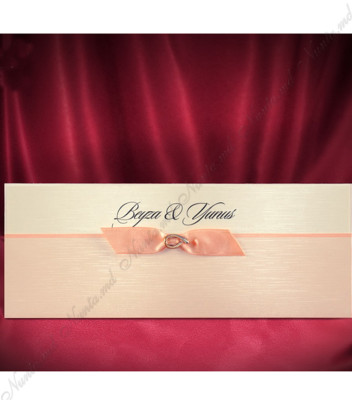 <p>Приглашение на свадьбу в розовых тонах с атласным бантиком и брошкой. Текст печатается на сером перламутровом картоне и вставляется в обложку в форме конверта. В цену не входит дополнительный конверт.</p>