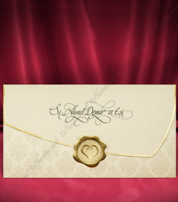 <p>Красивое приглашение на свадьбу в светлых тонах с золотистой окантовкой, складывается втрое и скрепляется "печатью" с сердцем. В цену не входит дополнительный конверт.</p>