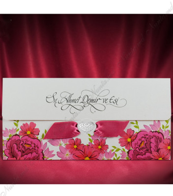 <p>Оригинальное приглашение на свадьбу в розовых тонах. Текст печатается внутри открытки на центральной части. В качестве аксессуара используется розовая ленточка. В цену не входит дополнительный конверт.</p><p>(Количество ограничено)</p>