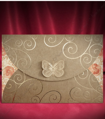 <p>Оригинальное приглашение на свадьбу в крафтовой обложке с бабочкой, текст печатается на вкладыше с цветочным узором. В цену не входит дополнительный конверт.</p><p>(Количество ограничено)</p>
