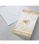 <p>Оригинальное свадебное приглашение с изображение цветов и обручальных колец. Складывается на две части по вертикали, а текст печатается внутри с правой стороны. В стоимость включен белый конверт.</p>