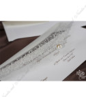 <p>Свадебное приглашение, текст которого печатается на кремовом картоне и прикрепляется к элегантному пластику. На пластике изображен кружевной орнамент с блестками. В стоимость открытки включен конверт.(Количество ограничено)</p>