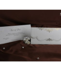 <p>Элегантное свадебное приглашение, текст которого печатается на белом картоне и вставляется в конверт с таким же дизайном.</p>