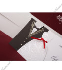 <p>Свадебное приглашение, текст которого печатается на кремовом картоне. С левой стороны изображен костюм жениха, а рядом прикреплено платье невесты. В качестве аксессуара используется красная ленточка. В стоимость включен конверт. (Количество ограничено)</p>
