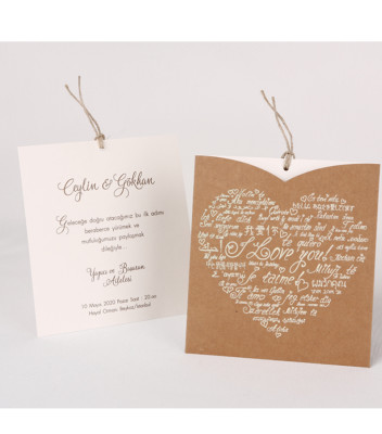<p>Приглашение состоит из коричневого конверта открытого типа и кремового картона для печати текста. На конверте с помощью блесков изображено сердце. В качестве аксессуара используется шнур.</p>