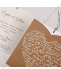 <p>Приглашение состоит из коричневого конверта открытого типа и кремового картона для печати текста. На конверте с помощью блесков изображено сердце. В качестве аксессуара используется шнур.</p>