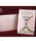 <p>Свадебное приглашение, состоящее из обложки и кремового перламутрового картона-вкладыша, на котором печатается текст. Обложка украшена золотистым орнаментом. Светло-розовый перламутровый конверт включен в стоимость.</p>