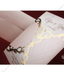 <p>Свадебное приглашение, состоящее из обложки и кремового перламутрового картона-вкладыша, на котором печатается текст. Обложка украшена золотистым орнаментом. Светло-розовый перламутровый конверт включен в стоимость.</p>