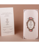 <p>Приглашение на свадьбу, состоящее из обложки и картона-вкладыша для печати текста. На обложке изображен цветочный декор. В стоимость открытки не включен конверт.</p>