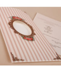 <p>Приглашение на свадьбу, состоящее из обложки и картона-вкладыша для печати текста. На обложке изображен цветочный декор. В стоимость открытки не включен конверт.</p>