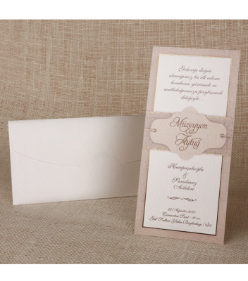 <p>Приглашение, текст которого печатается на кремовом перламутровом картоне с коричневыми границами. По середине изображена этикетка, на которой печатаются имена жениха и невесты. В стоимость открытки включен кремовый перламутровый конверт.</p>