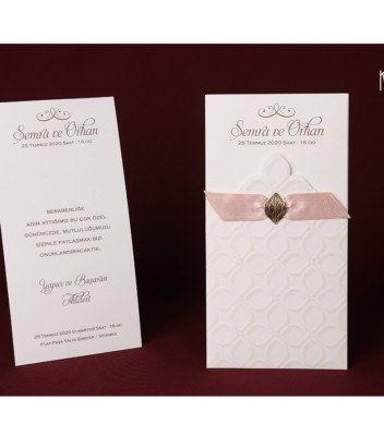 <p>Элегантное свадебное приглашение, состоящее из конверта открытого типа и белого картона, на котором печатается текст. Конверт украшен рельефным орнаментном. В качестве аксессуара используется светло-розовая ленточка. (Количество ограничено)</p>