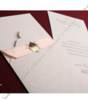 <p>Элегантное свадебное приглашение, состоящее из конверта открытого типа и белого картона, на котором печатается текст. Конверт украшен рельефным орнаментном. В качестве аксессуара используется светло-розовая ленточка. (Количество ограничено)</p>