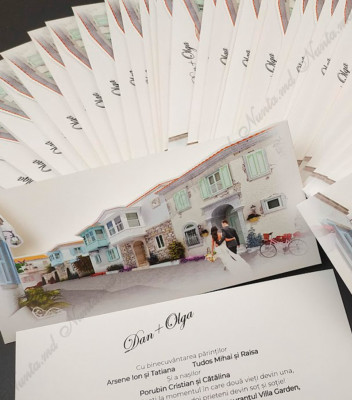 <p>Свадебное приглашение состоит из конверта открытого типа и белого картона, на котором печатается текст. На конверте изображена красивая улица, по которой гуляют жених с невестой.</p>