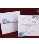 <p>Классическое свадебное приглашение, текст которого печатается на белом картоне с изображением цветочного дизайна. В верхней части открытки присутствует рельефный узор, внутри которого можно напечатать инициалы молодоженов. В стоимость открытки включен белый конверт такого же дизайна.</p>