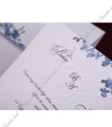 <p>Классическое свадебное приглашение, текст которого печатается на белом картоне с изображением цветочного дизайна. В верхней части открытки присутствует рельефный узор, внутри которого можно напечатать инициалы молодоженов. В стоимость открытки включен белый конверт такого же дизайна.</p>