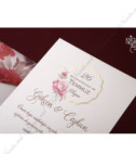 <p>Свадебное приглашение, текст которого печатается на кремовом перламутровом картоне. Конверт сделан из того же материала с изображением цветочного декора в верхней части. Он включен в стоимость открытки.</p>