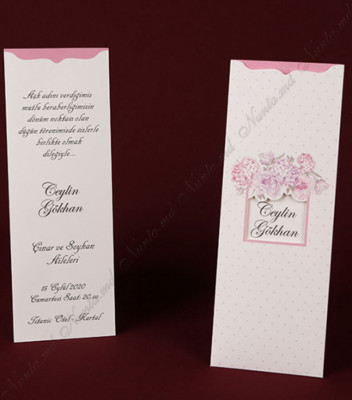 <p>Приглашение состоит из конверта открытого типа и белого картона, на котором печатается текст. На обложке есть вырезка, вокруг которой изображен цветочный декор. Через эту вырезку видны имена жениха и невесты, напечатанные в тексте.</p>