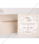 <p>Элегантное свадебное приглашение. Текст печатается на кремовом картоне, края которого украшены рельефным цветочным орнаментом. Кремовый перламутровый конверт включен в стоимость.</p>