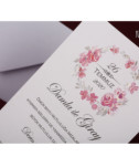 <p>Свадебное приглашение, текст которого печатается на белом картоне с цветочным декором. В стоимость включен белый конверт.</p>